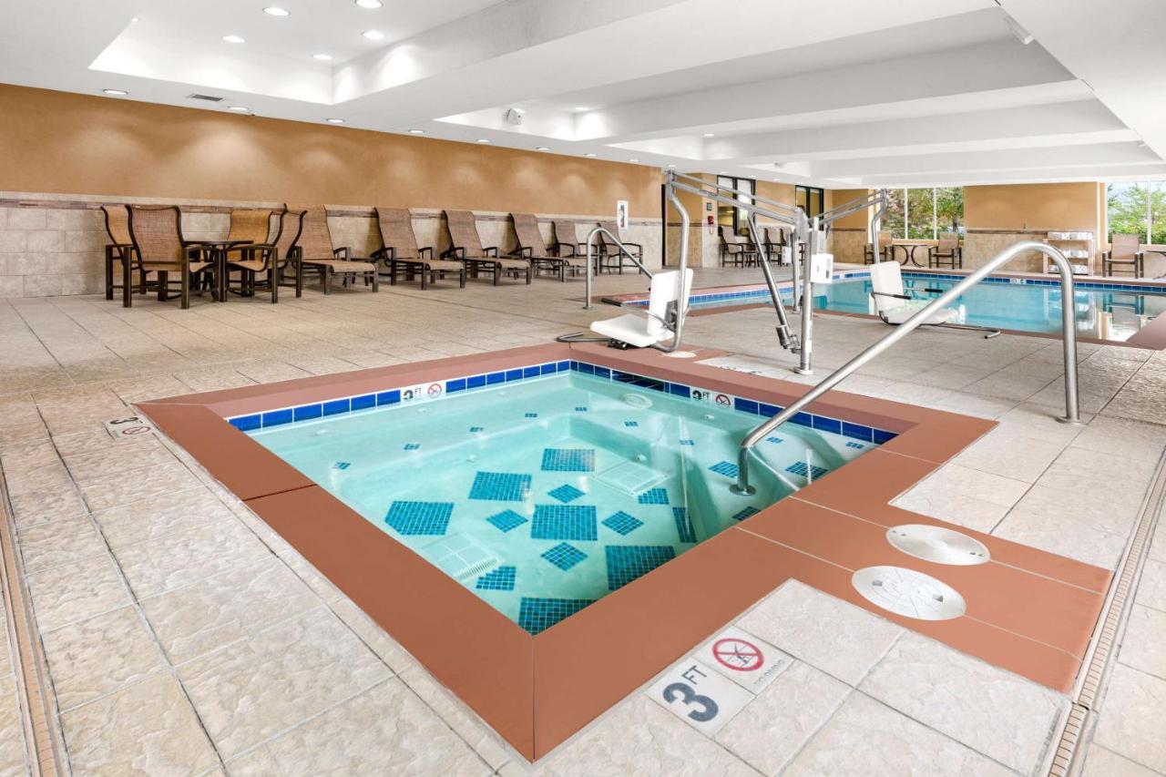 Hampton Inn & Suites Фербанкс Екстер'єр фото