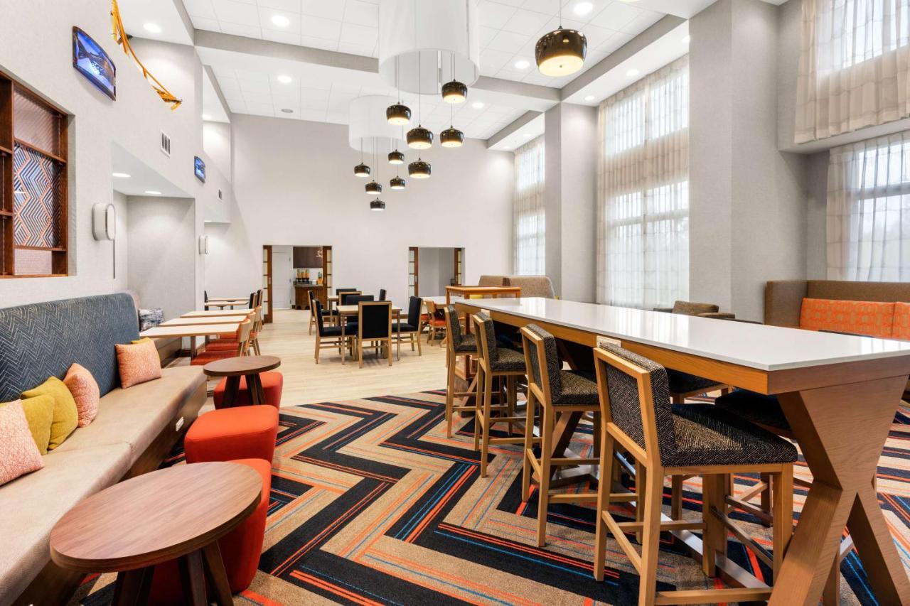 Hampton Inn & Suites Фербанкс Екстер'єр фото